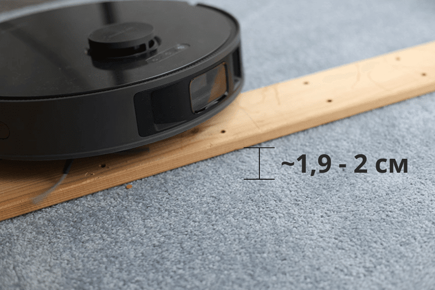 Dreame L10s Pro преодолевает более высокое препятствие во время теста.